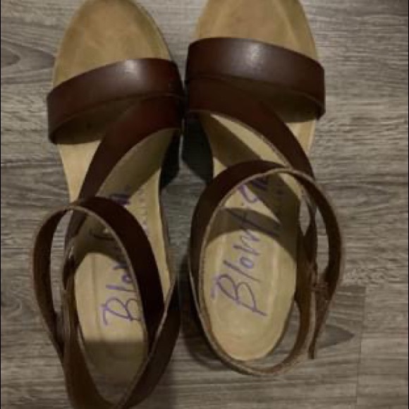 Woman’s size 8 blowfish wedges - Picture 4 of 4